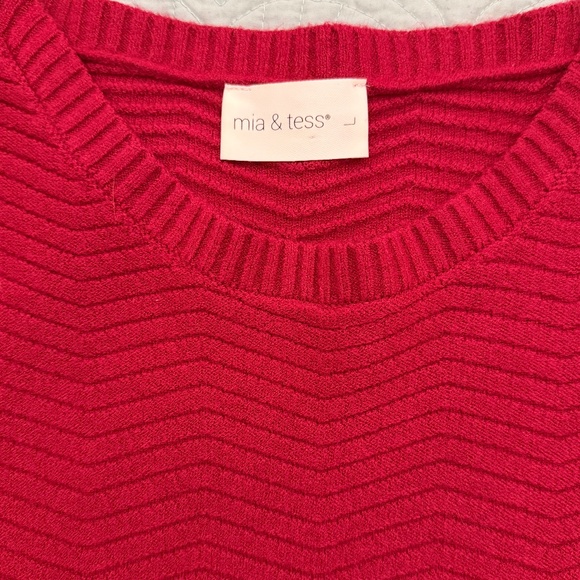 Scalloped sweater - Picture 1 of 3